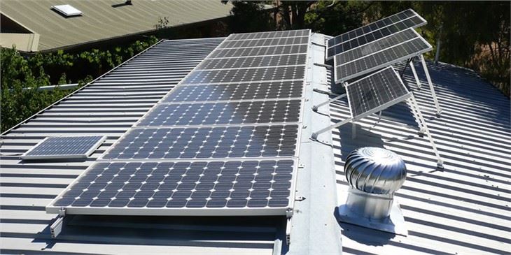 Sistema di scaffalature per tetti solari