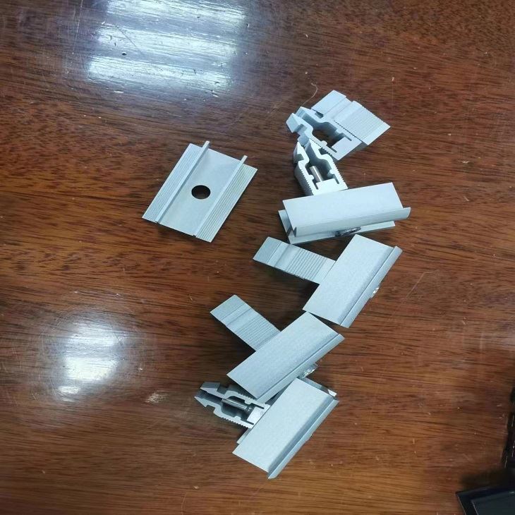 Il vostro partner strategico per morsetti intermedi e terminali per montaggio su pannelli solari in alluminio: qualità, valore e affidabilità